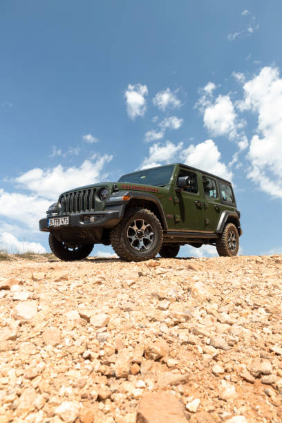 rubicon jeep wrangler - sports utility vehicle 4x4 car mud stock-fotos und bilder