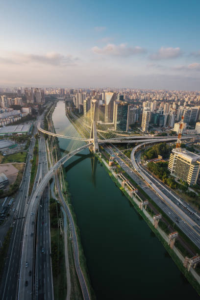 vista aerea del ponte octavio frias de oliveira (ponte estaiada) sul fiume pinheiros al tramonto - san paolo, brasile - aircraft point of view foto e immagini stock