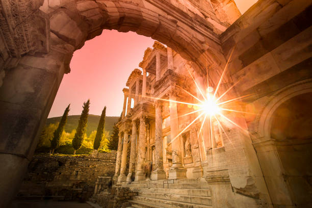 ruinas de la antigua ciudad griega en selcuk, provincia de izmir, turquía. éfeso es una atracción turística popular en turke - roman agora fotografías e imágenes de stock