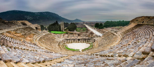 ruinas de la antigua ciudad griega en selcuk, provincia de izmir, turquía. éfeso es una atracción turística popular en turke - roman agora fotografías e imágenes de stock