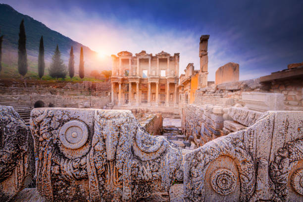 ruínas da antiga cidade grega em selcuk, província de izmir, turquia. éfeso é uma atração turística popular em turke - celsus library - fotografias e filmes do acervo