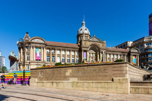 площадь виктории и дом совета в бирмингеме - birmingham west midlands town hall uk стоковые фото и изображения