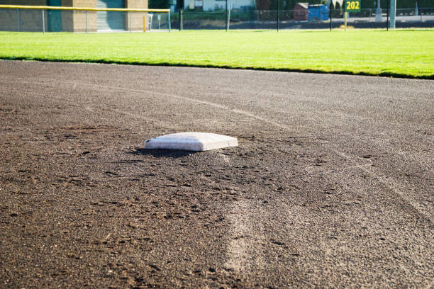 bate de béisbol - baseball diamond fotos fotografías e imágenes de stock