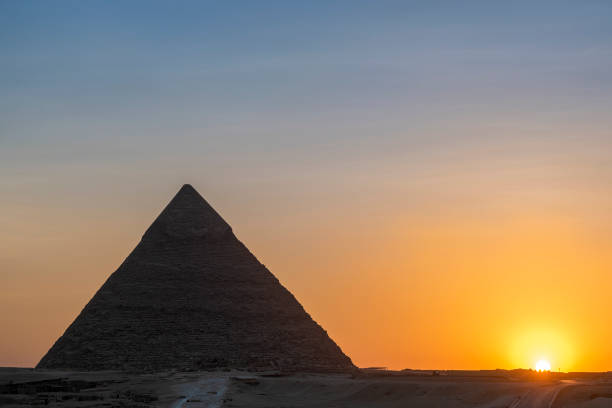 a pirâmide de khafre ao pôr do sol, necrópole de gizé, egito - giza pyramids sphinx pyramid shape pyramid - fotografias e filmes do acervo