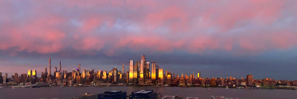 vista di manhattan - dramatic sky manhattan moody sky new york city foto e immagini stock