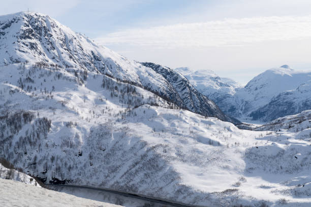 haukelifjell, high mountains in the southern part of hardangervidda national park between vinje and røldal in southern norway, scandianavia, europe - telemark skiing imagens e fotografias de stock