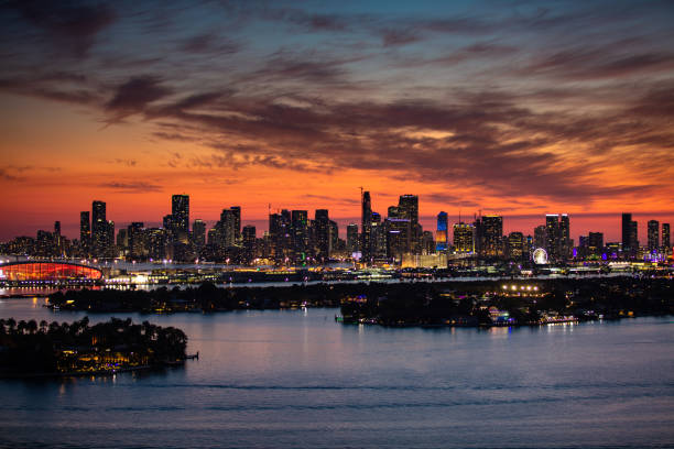 miami skyline y biscayne bay al atardecer - palm island fotografías e imágenes de stock