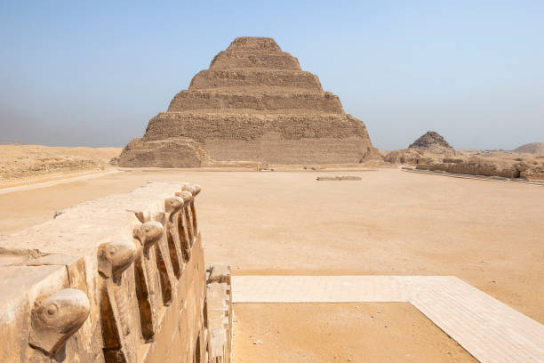 la piramide a gradoni, sakkara, egitto - saqqara foto e immagini stock
