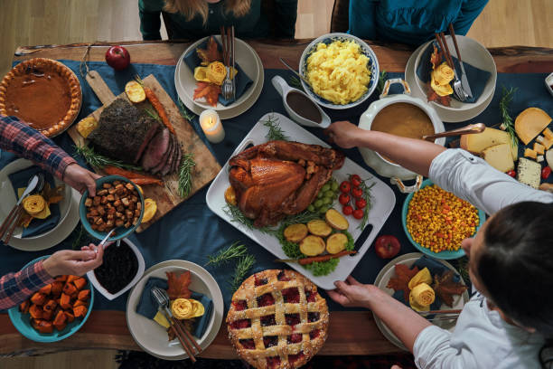 gefüllter truthahn für thanksgiving-feiertage mit kürbis, erbsen, pekannuss, beerenkuchen, käsevariationen und anderen zutaten - after dinner stock-fotos und bilder