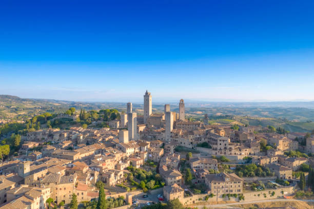 vista aérea de la ciudad de san gimignano toscana italia - san gimignano fotografías e imágenes de stock