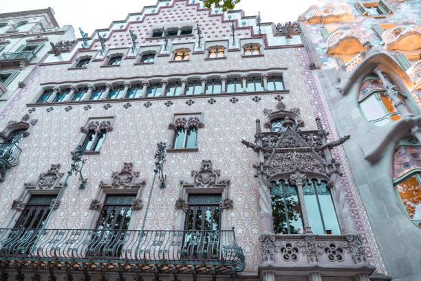 facciata di casa ametller, edificio modernista progettato da josep puig i cadafalch a barcellona, spagna - cadafalch foto e immagini stock