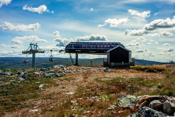 vista lateral de una estación de remonte en la cima de la montaña en vemdalen en suecia. - travel destinations mountain hiking profile fotografías e imágenes de stock