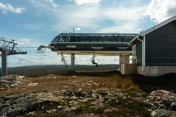 vista lateral de verano de una estación de remonte en la cima de la montaña en vemdalen en suecia. - travel destinations mountain hiking profile fotografías e imágenes de stock