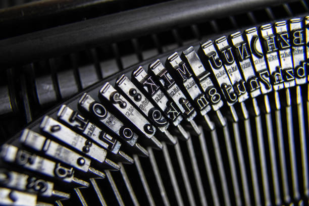 typebar em um velho manual de máquina de escrever mecânica vintage - typewriter hammer retro revival typebar - fotografias e filmes do acervo