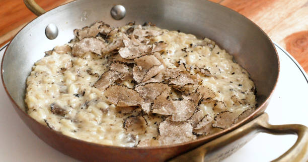 orzo de sémola, queso parmesano y risotto de trufa - cooked still life close up rice fotografías e imágenes de stock