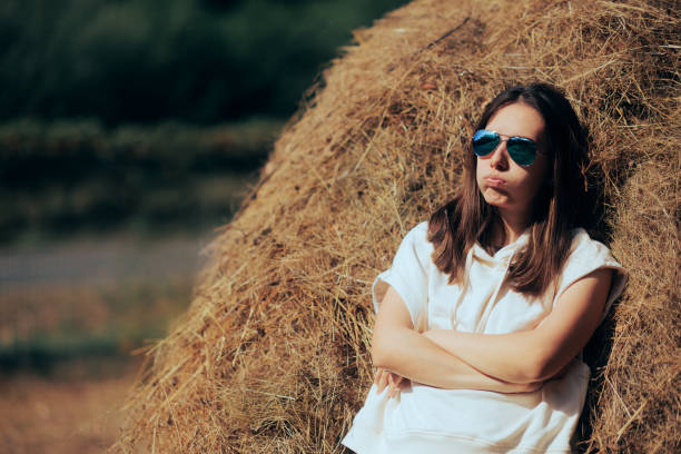 femme stressée avec les bras croisés détestant un mode de vie simple - romanian hay photos et images de collection