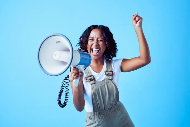 activiste, féministe et conférencière des droits des femmes et de la violence basée sur le genre criant en faisant une annonce au mégaphone. des femmes noires manifestent et luttent pour la justice et l’égalité sans racisme - marketing megaphone advertise listening photos et images de collection