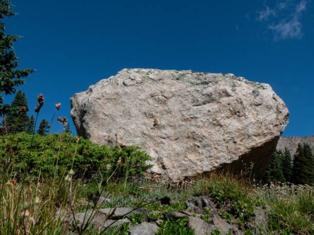 Image libre: Gros rochers de granit sur l’herbe avec un arbre et un ...