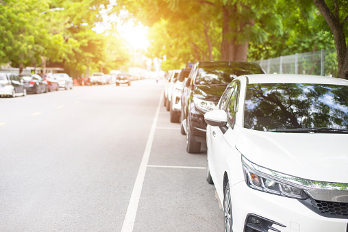 Many cars are parked in the parking lot on weekends.