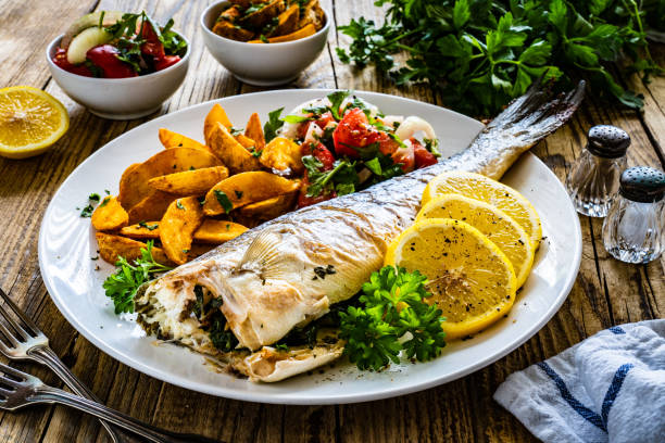 생선 요리 - 나무 테이블에 야채와 구운 도미 - trout prepared fish whole grilled 뉴스 사진 이미지