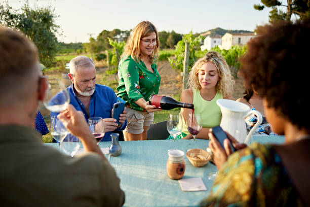 especialista en viticultura e invitados a cata de vinos al aire libre - wine pouring wineglass red fotografías e imágenes de stock