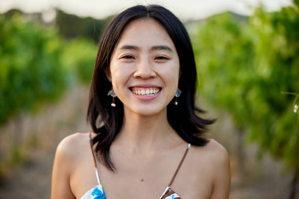 outdoor portrait of cheerful  woman in vineyard - spaghettibandjes stockfoto's en -beelden