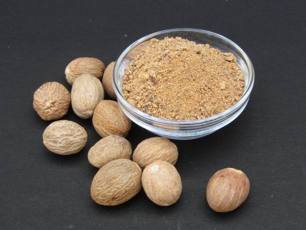 noce moscata in polvere in una ciotola - nutmeg india spice nut foto e immagini stock