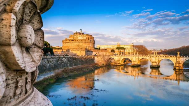 ローマ中心部のテヴェレ川沿いの示唆に富む街並みの黄金の時 - ponte sant angelo ストックフォトと画像