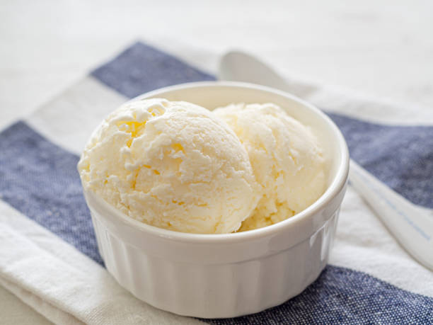 crème glacée à la vanille dans un bol sur la table - glace à la vanille photos et images de collection