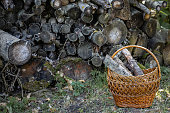 ein-korb-mit-brennholz-steht-auf-dem-gras-in-der-n%C3%A4he-des-holzstapels.jpg?b=1&s=170x170&k=20&c=kc8S_YiFFKeo22cjHWr5b_8s4v-eT1FjGbRqoN0pfxw=