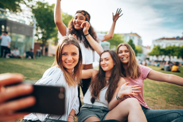 des amis prennent un selfie dans le parc - music festival park friendship summer photos et images de collection