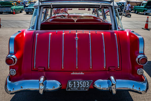 1956 pontiac safari station wagon - pontiac fotografías e imágenes de stock