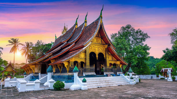 wat xieng thong (tempel der goldenen stadt) bei sonnenuntergang in luang prabang, laos. - wat stock-fotos und bilder