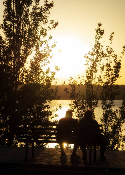 istock Pareja al atardecer 1414397150