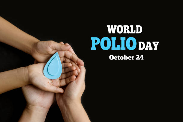 día mundial de la poliomielitis. 24 de octubre. la gota azul en las manos de un adulto y un niño es el símbolo de la vacuna contra la poliomielitis. la poliomielitis es una enfermedad incapacitante y potencialmente mortal causada por el poliovirus - vacunación antipoliomielítica fotografías e imágenes de stock