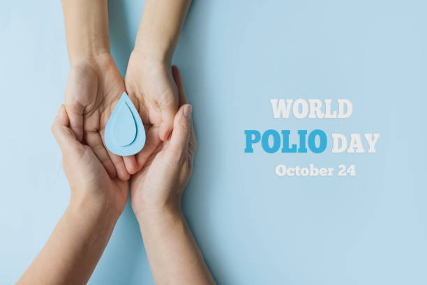dia mundial da poliomielite. 24 de outubro. a queda azul nas mãos de um adulto e uma criança é símbolo da vacina contra a poliomielite. poliomielite é incapacitante e doença com risco de vida causada por poliovírus - vacina da poliomielite - fotografias e filmes do acervo