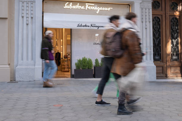 살바토레 페라가모 패션 스토어의 외관, 상점 앞에서 걷는 사람들. 스페인 바르셀로나에서 찍은 사진 촬영. - ferragamo 뉴스 사진 이미지