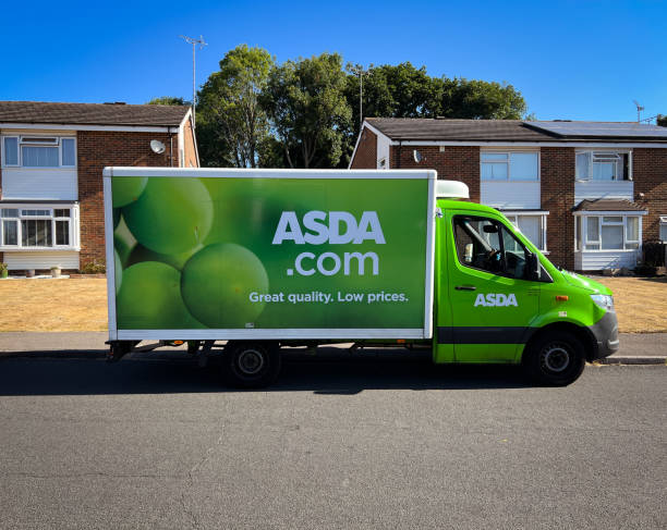 Asda delivery truck delivering groceries to house on residential street Crawley, UK - 12 August, 2022: an Asda delivery lorry delivers groceries to a house on a residential street in the town of Crawley, UK. asda photos stock pictures, royalty-free photos & images