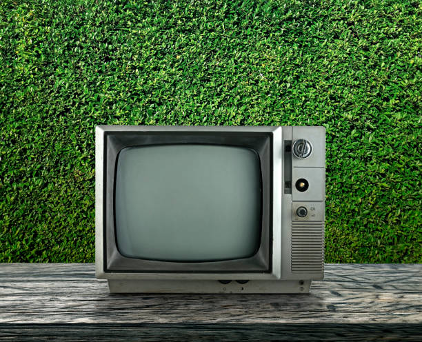 antiga televisão vintage em madeira com fundo preto, retrô, estilo de tv vintage - water pollution audio - fotografias e filmes do acervo