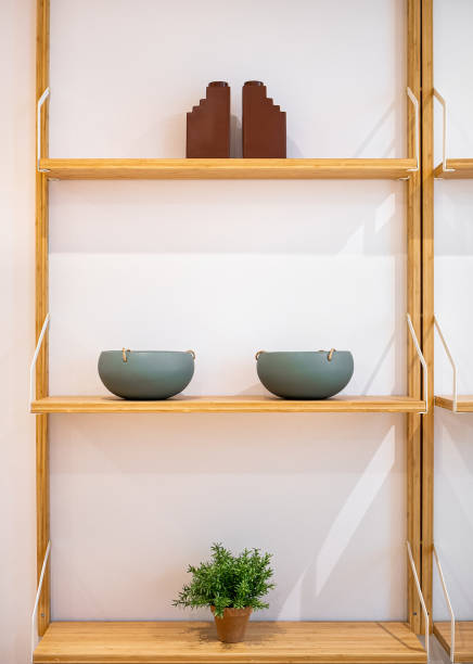 soporte interior de madera con estanterías, plantas, cuencos y elementos decorativos. - estante objeto fabricado fotografías e imágenes de stock