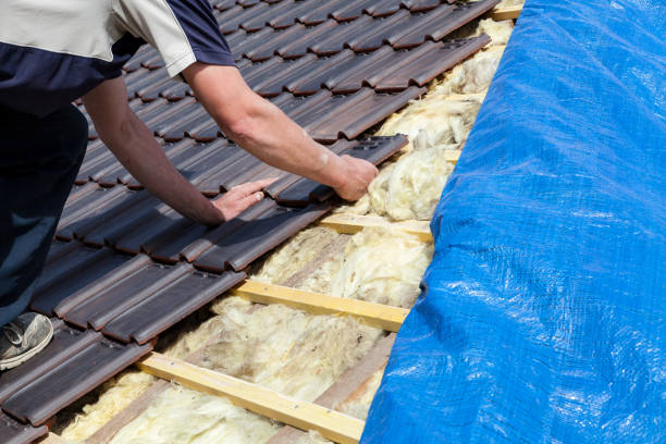 istock a roofer laying tile on the roof 1414430570
