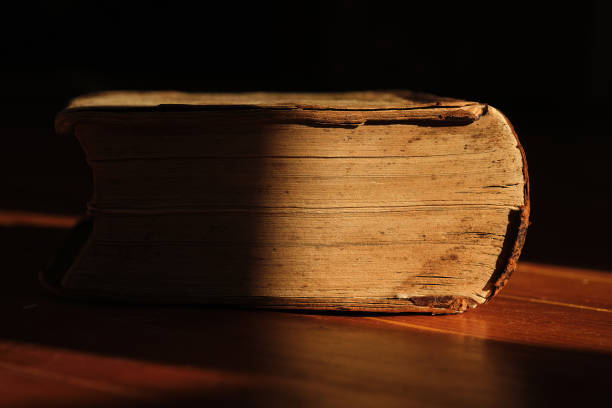 livro antigo sobre fundo de madeira, macro. - bible old book library - fotografias e filmes do acervo