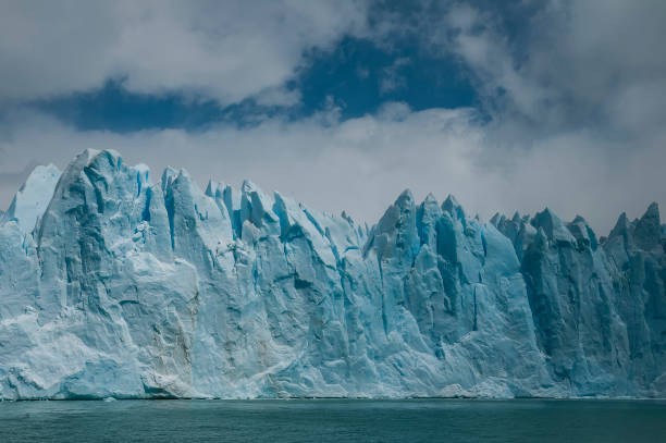 ペリトモレノ氷河、ロスグラシアレス国立公園、サンタクルス州、パタゴニアアルゼンチン。 - argentine glaciers national park ストックフォトと画像