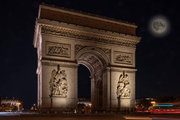 parigi, francia - 08 12 2022: place charles de gaulle. l'arco di trionfo con la super luna di notte - paris france night charles de gaulle arc de triomphe foto e immagini stock