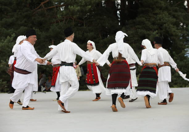 persone in costume popolare tradizionale della fiera nazionale del folklore a koprivshtica - danza tradizionale foto e immagini stock