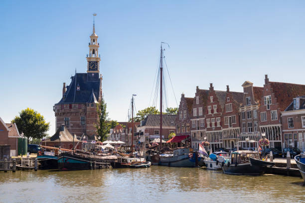 歴史的なフーフトレンの塔と、絵のように美しい中世のオランダの町ホールンの古い港にある家々の列。 - 15th street ストックフォトと画像
