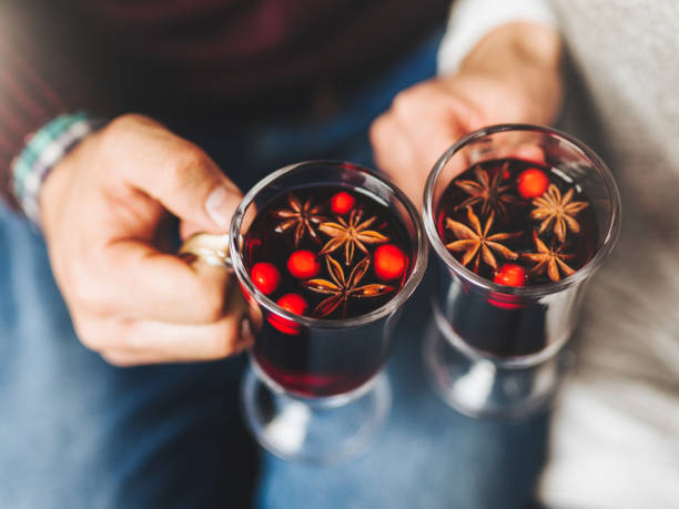 ernte leute, die heißen punsch halten - glühwein stock-fotos und bilder