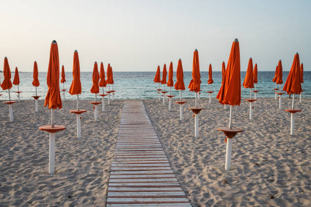 playa en san vito lo capo, sicilia, italia - trapani sicily erice sky fotografías e imágenes de stock