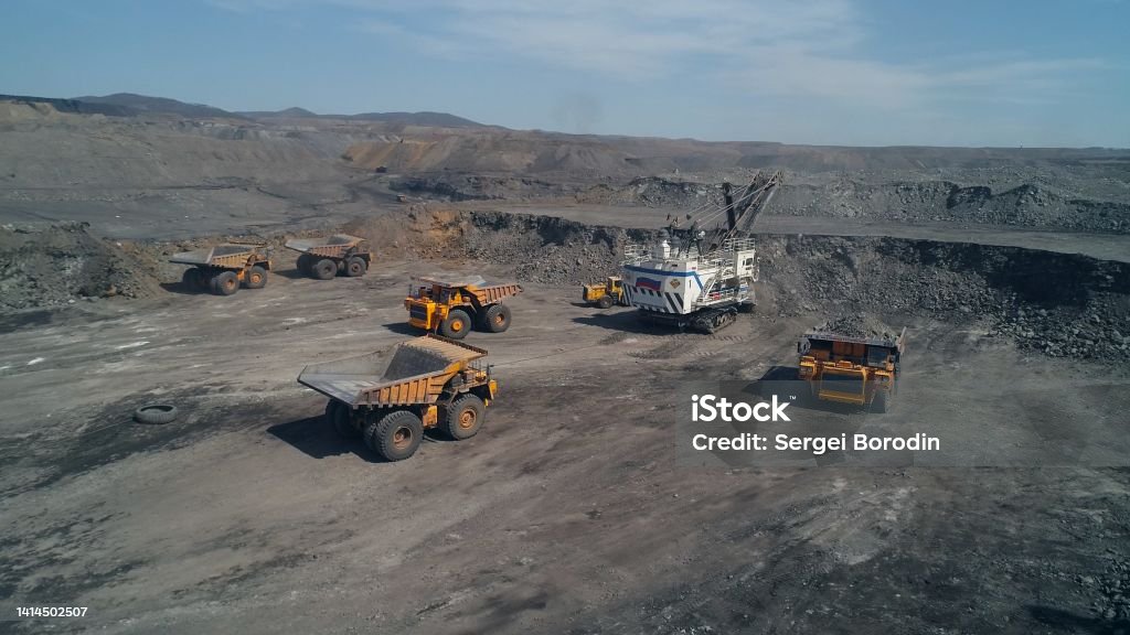 Mining Queuing Less Loading Queue From Giant Dump Trucks To Mining Excavator Open Pit Coal ...