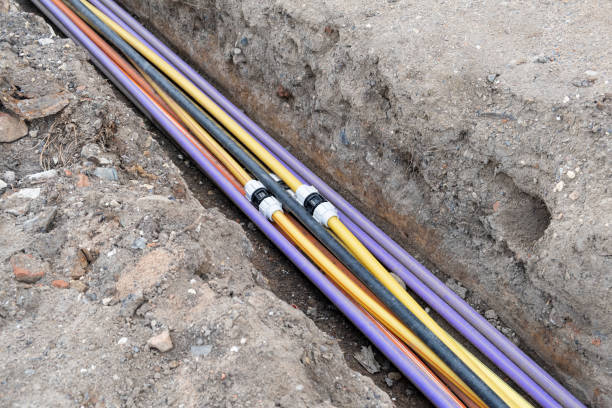 지하 전기 케이블 인프라 설치. 많은 통신 케이블이있는 건설 현장 튜브로 보호됩니다. 전기 및 고속 인터넷 네트워크 케이블은 거리에 지하에 묻혀 있습니다. - 지하 위치 묘사 뉴스 사진 이미지